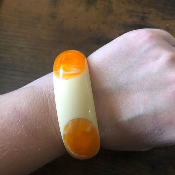 VNT 50’s Egg Lucide Cream Bracelet - Picture 1 of 5
